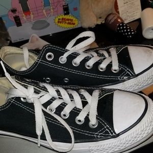 SOLD 🍃Converse low tops/